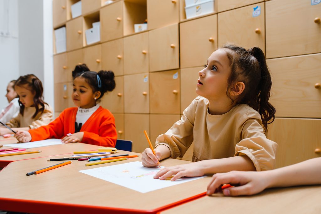 When Should Children Start Learning English? Insights from Brain Development